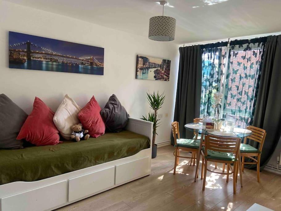 2/4people Archway/holloway London