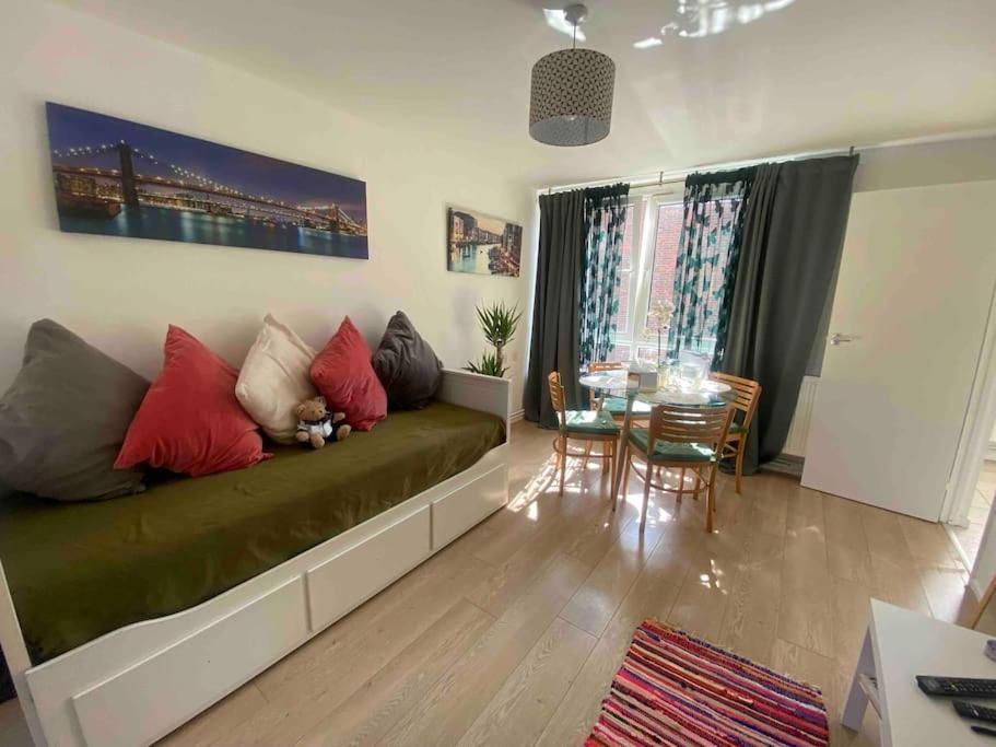 2/4people Archway/holloway * Londen